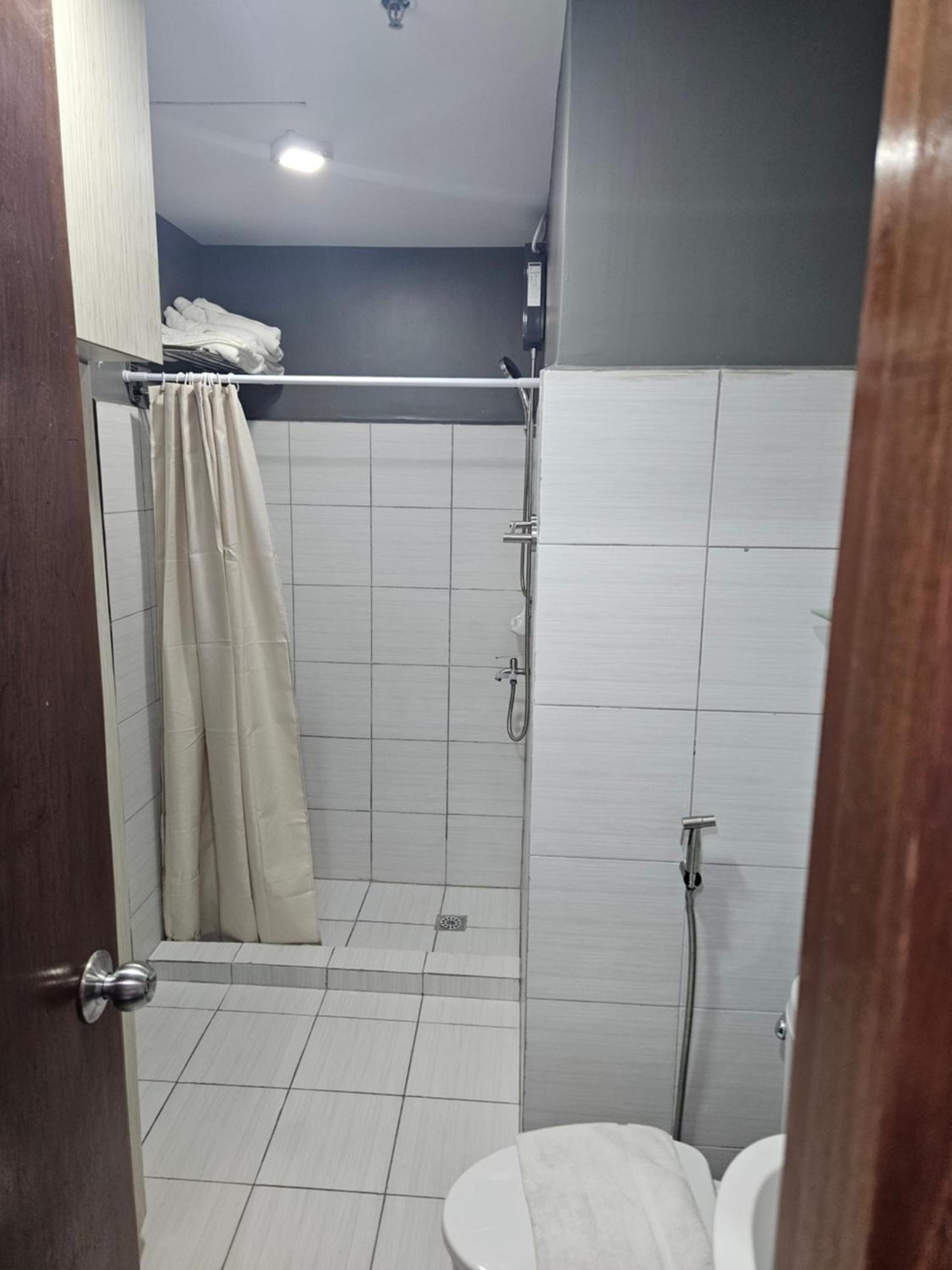 2-Bedroom Boutique City Condo - Newly Renovated! Cebu Buitenkant foto